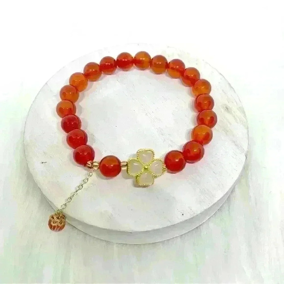 Sierra Natural Agate Four Leaf Clover Charm Bracelet in Orange Red - Picture 1 of 5